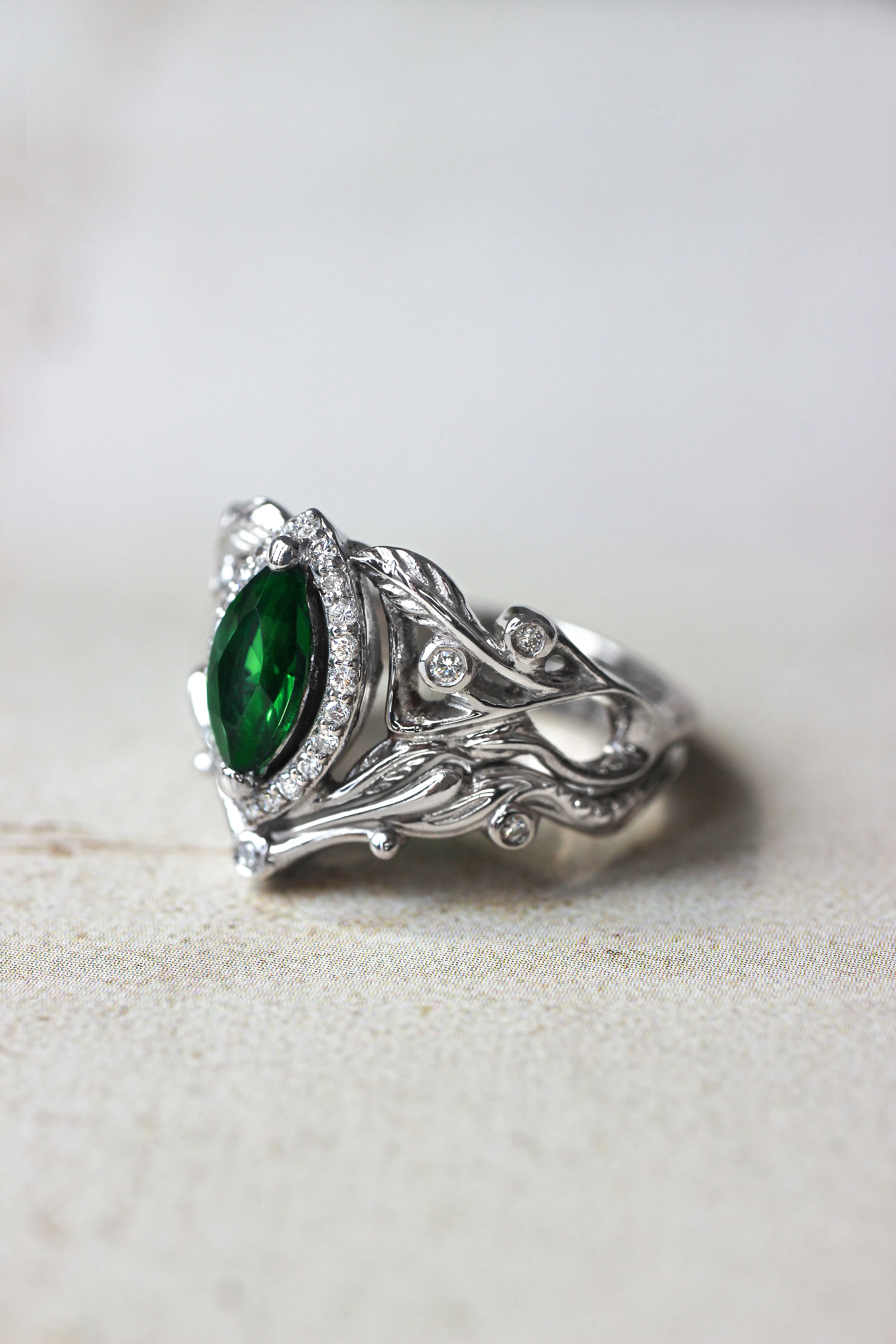 Bridal ring set with lab emerald and diamond halo / Callisto