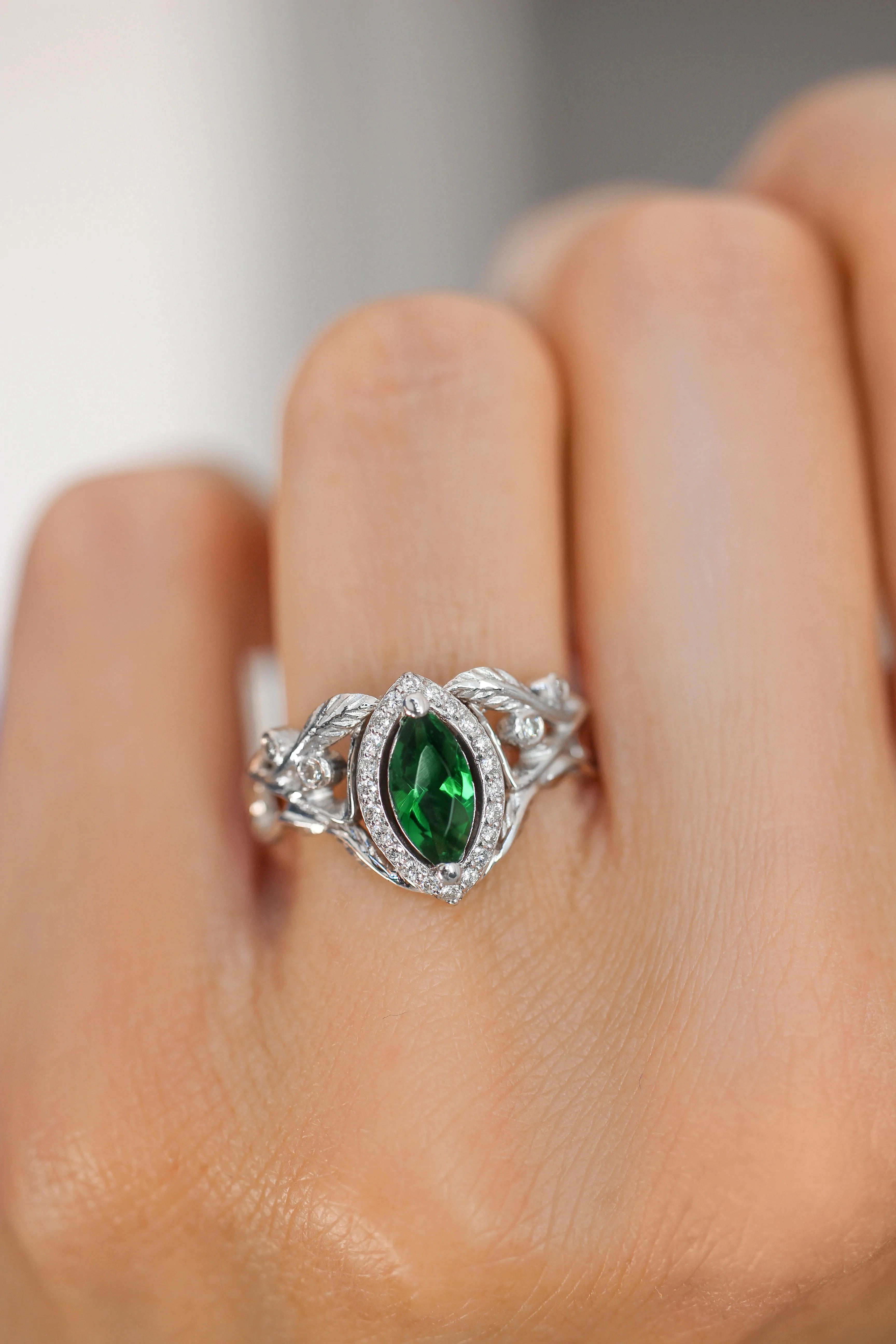 Bridal ring set with lab emerald and diamond halo / Callisto