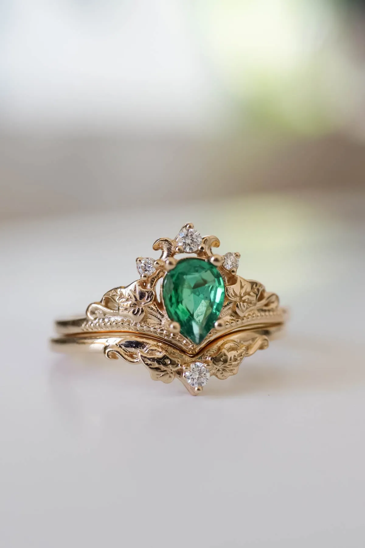 Natural emerald and diamonds engagement ring / Ariadne