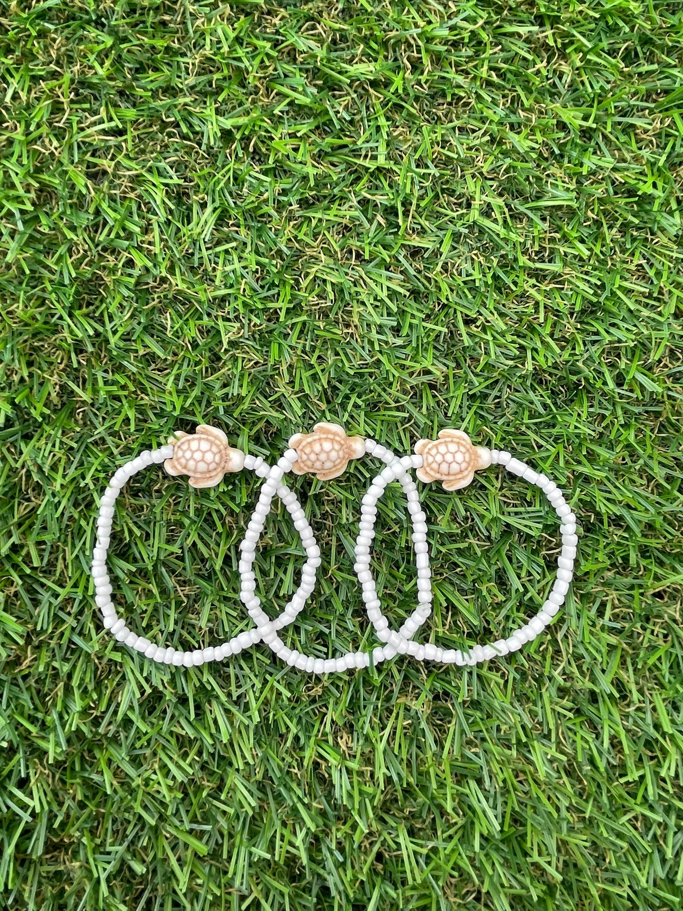 White turtle seed bead bracelet!